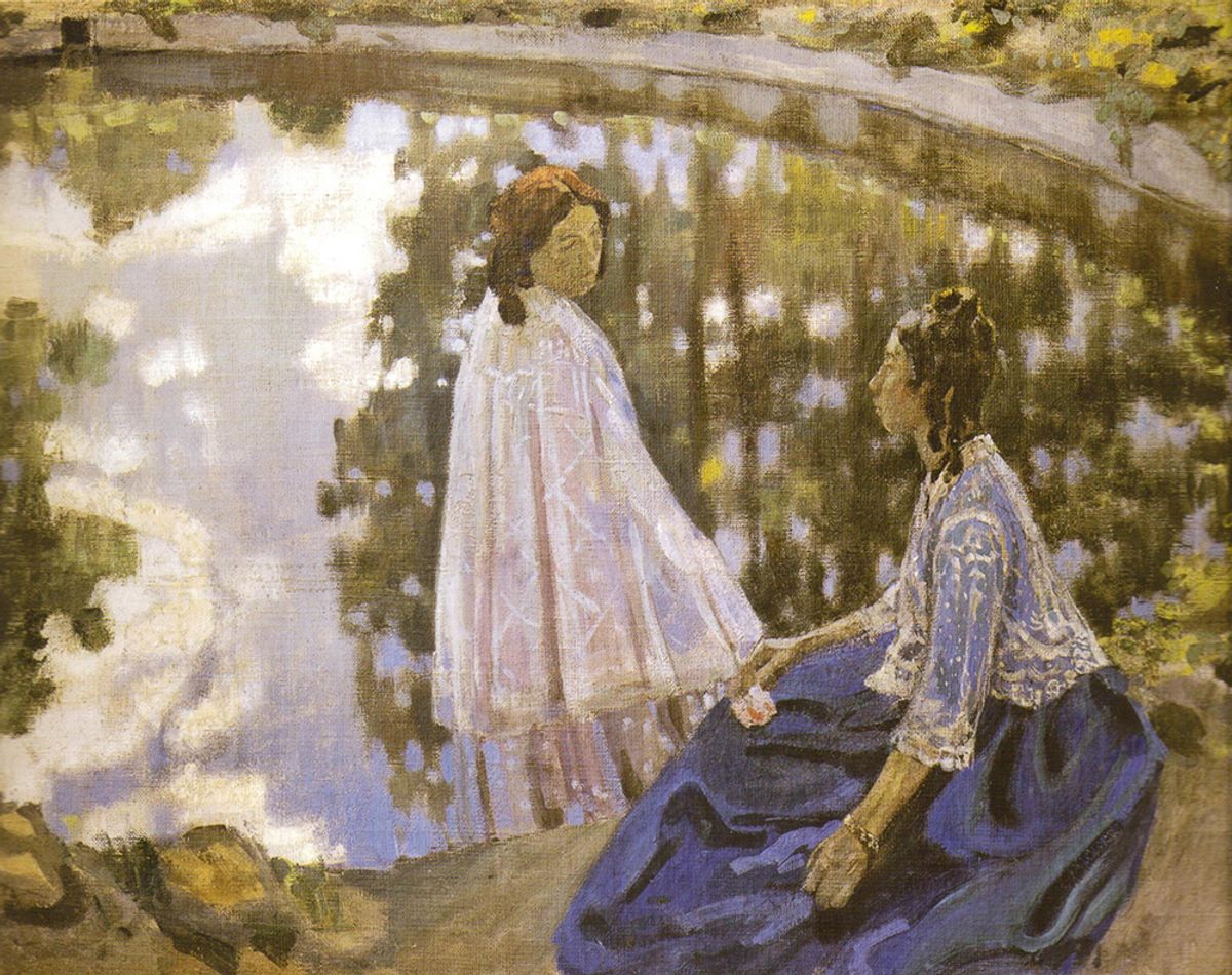 Две женщины у воды в летнем саду: одна стоит в белом платье, другая сидит на берегу и смотрит в сторону